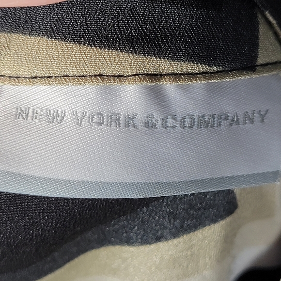 NY&Co Black/Tan/White Geometric Pattern Faux Wrap 3/4 Sleeve Top Size XSmall - Picture 8 of 11